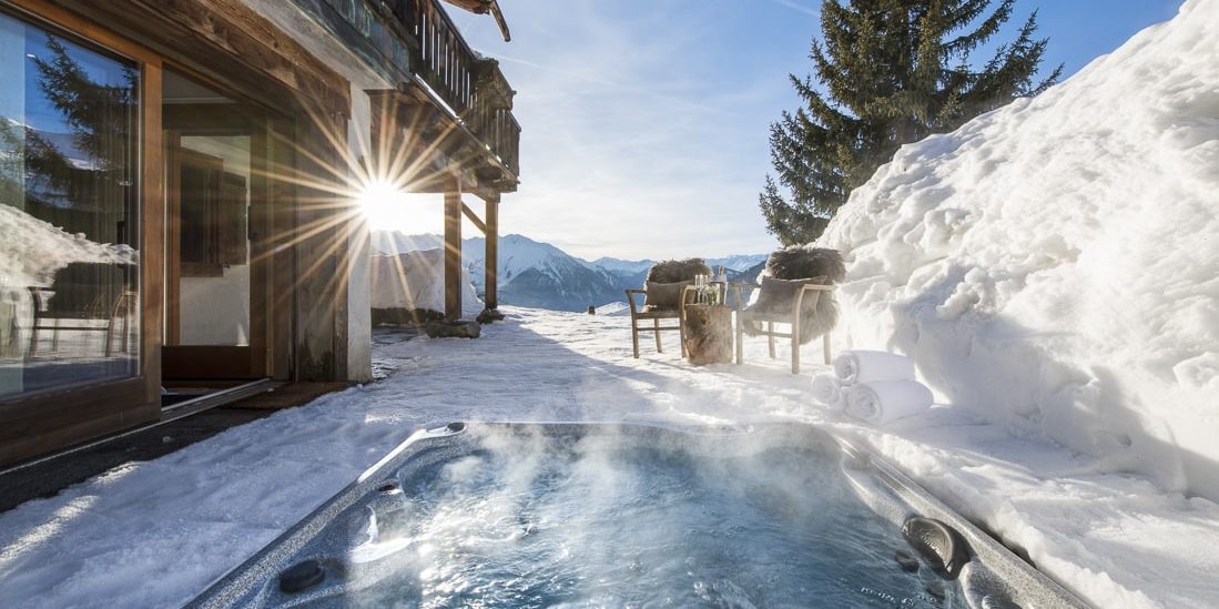 Chalet Milou Verbier Les 4 Vallees Zwitserland wintersport skivakantie luxe hot tub outdoor stoelen sneeuw boom bergen ontspannen relaxen genieten