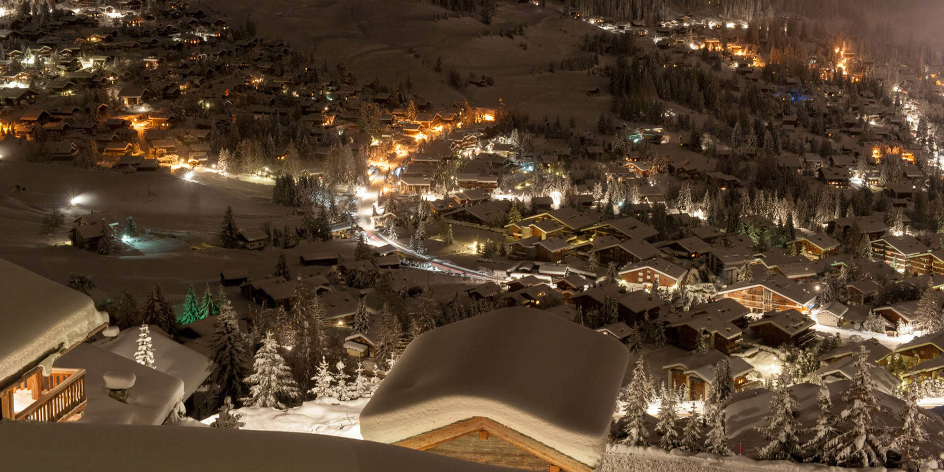 Chalet Nyumba Verbier Les 4 Vallees Zwitserland wintersport skivakantie luxe fantastisch uitzicht dorp sneeuw bergen bomen by night