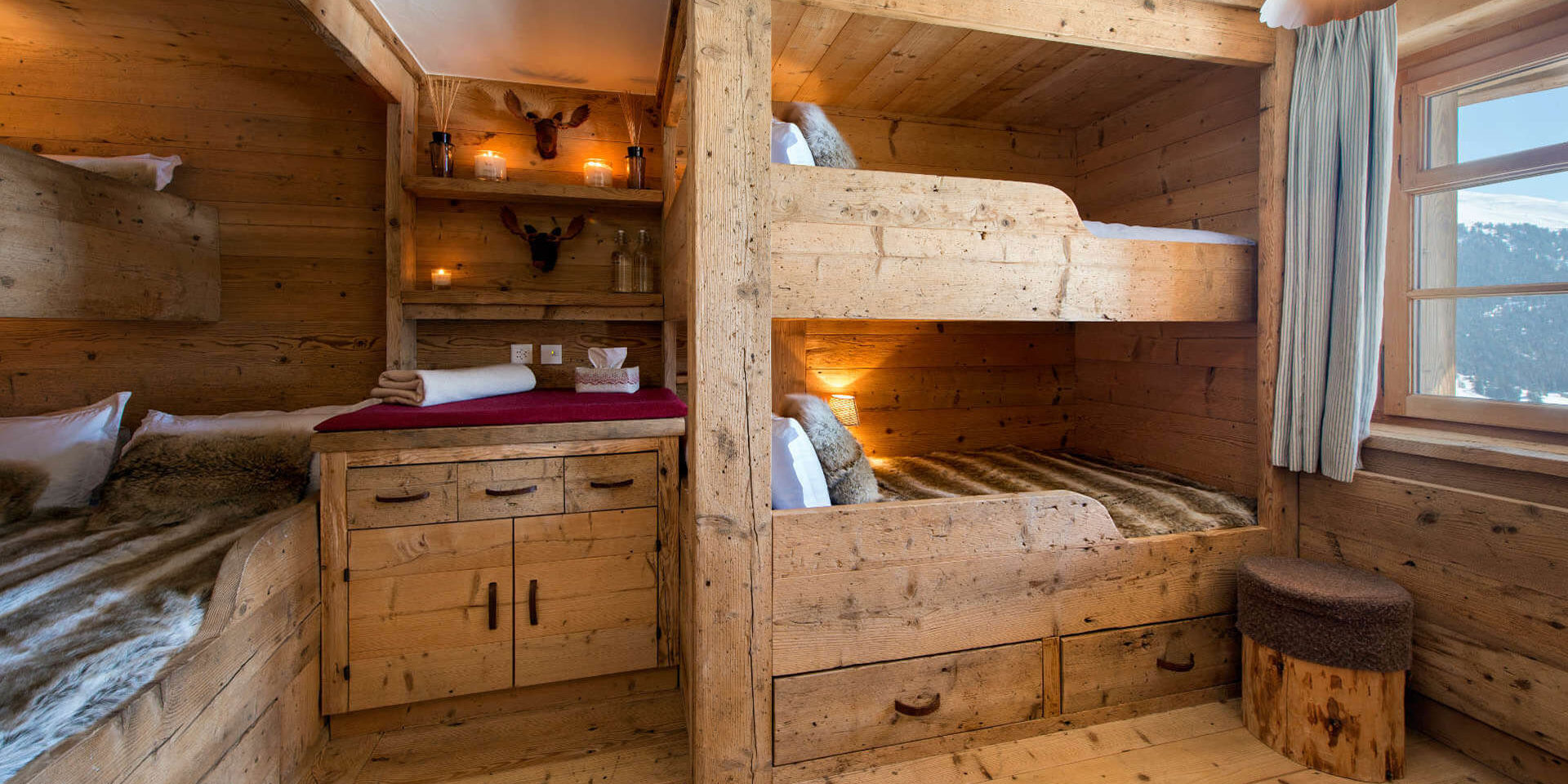 Chalet Nyumba Verbier Les 4 Vallees Zwitserland wintersport skivakantie luxe slaapkamer stapelbedden aparte bedden kastje hocker raam