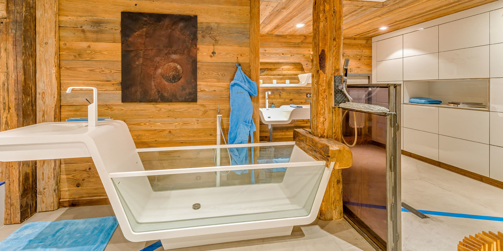 Chalet Quezac Tignes Tignes-Val d'Isere Frankrijk wintersport skivakantie luxe badkamer Lagoon vrijstaand doorzichtig bad schilderij hout grote kast