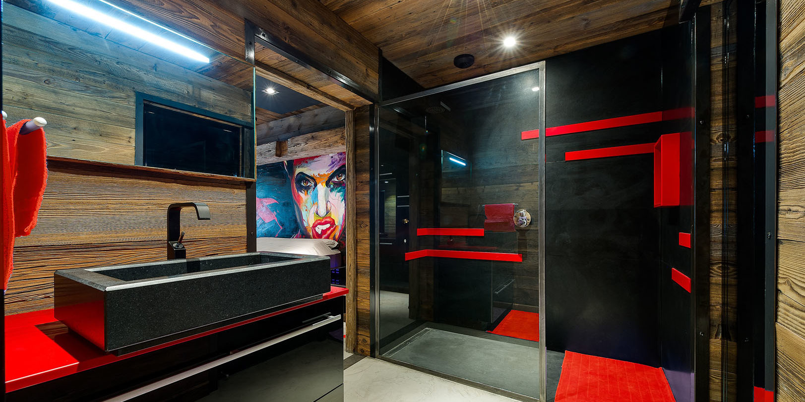 Chalet Quezac Tignes Tignes-Val d'Isere Frankrijk wintersport skivakantie luxe rode badkamer Raspberry wastafel douche spiegel handdoek