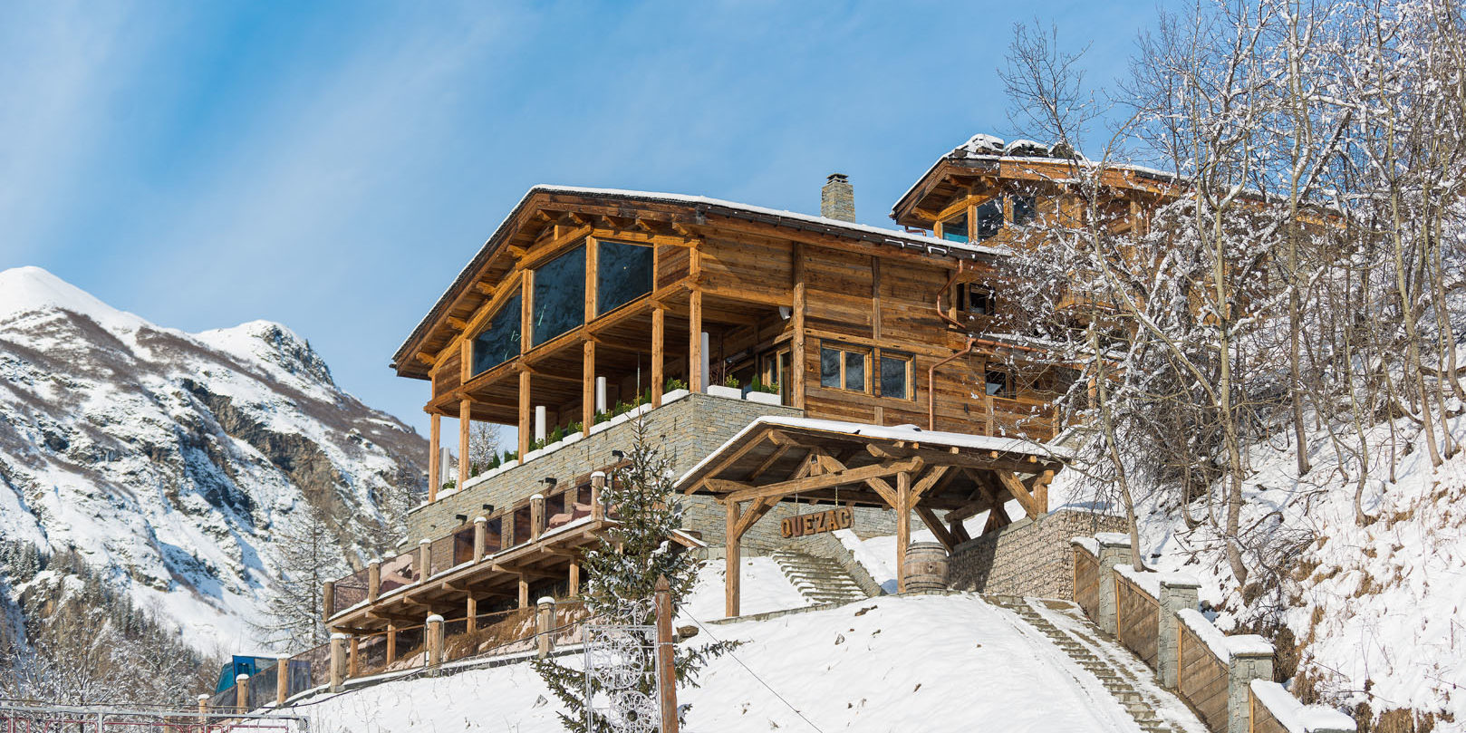Chalet Quezac Tignes Tignes-Val d'Isere Frankrijk wintersport skivakantie luxe voorzijde chalet Quezac ligging bergen sneeuw