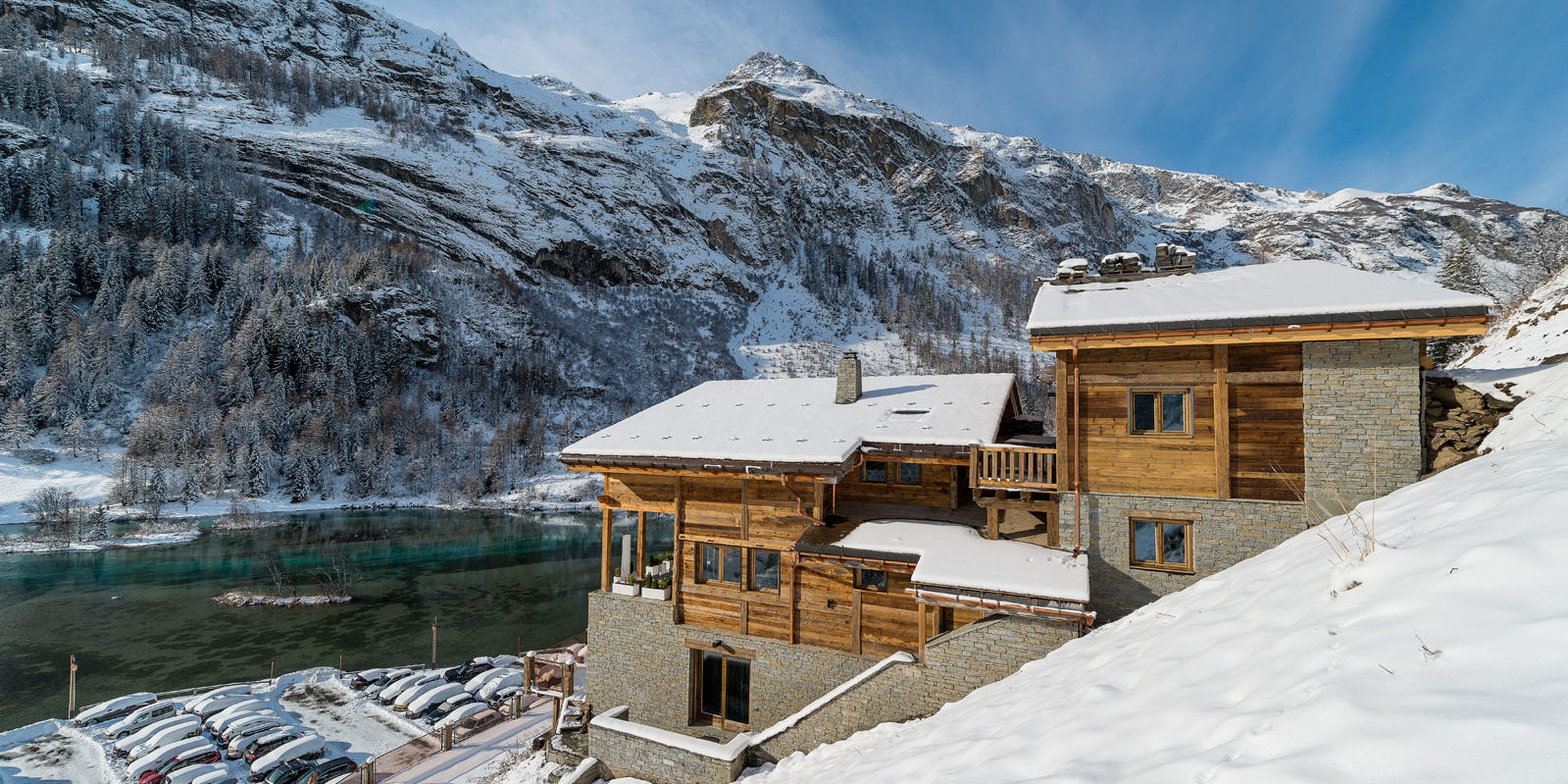 Chalet Quezac Tignes Tignes-Val d'Isere Frankrijk wintersport skivakantie luxe zijkant chalet ligging meer bergen sneeuw