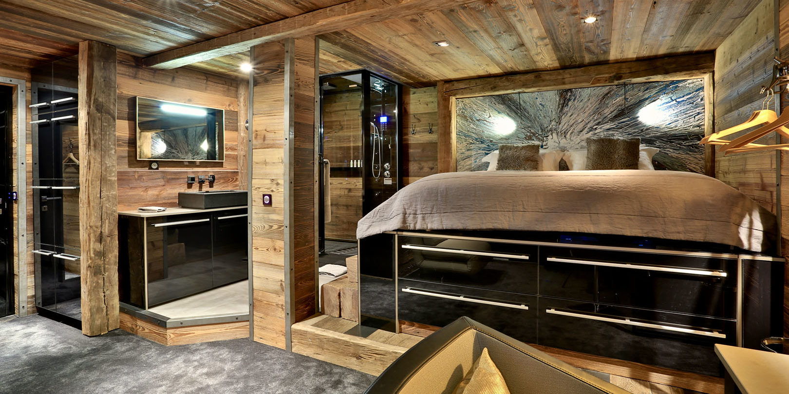 Chalet Quezac Tignes Tignes-Val d'Isere Frankrijk wintersport skivakantie luxe slaapkamer Bellagio kingsize 2-persoonsbed badkamer douche wastafel spiegel hout