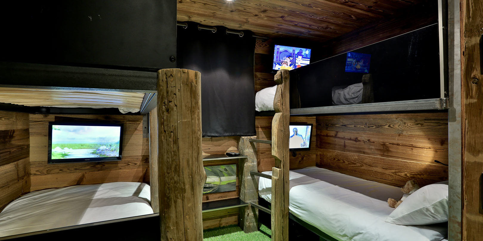 Chalet Quezac Tignes Tignes-Val d'Isere Frankrijk wintersport skivakantie luxe slaapkamer Children kinder slaapkamer stapelbedden TV's beer