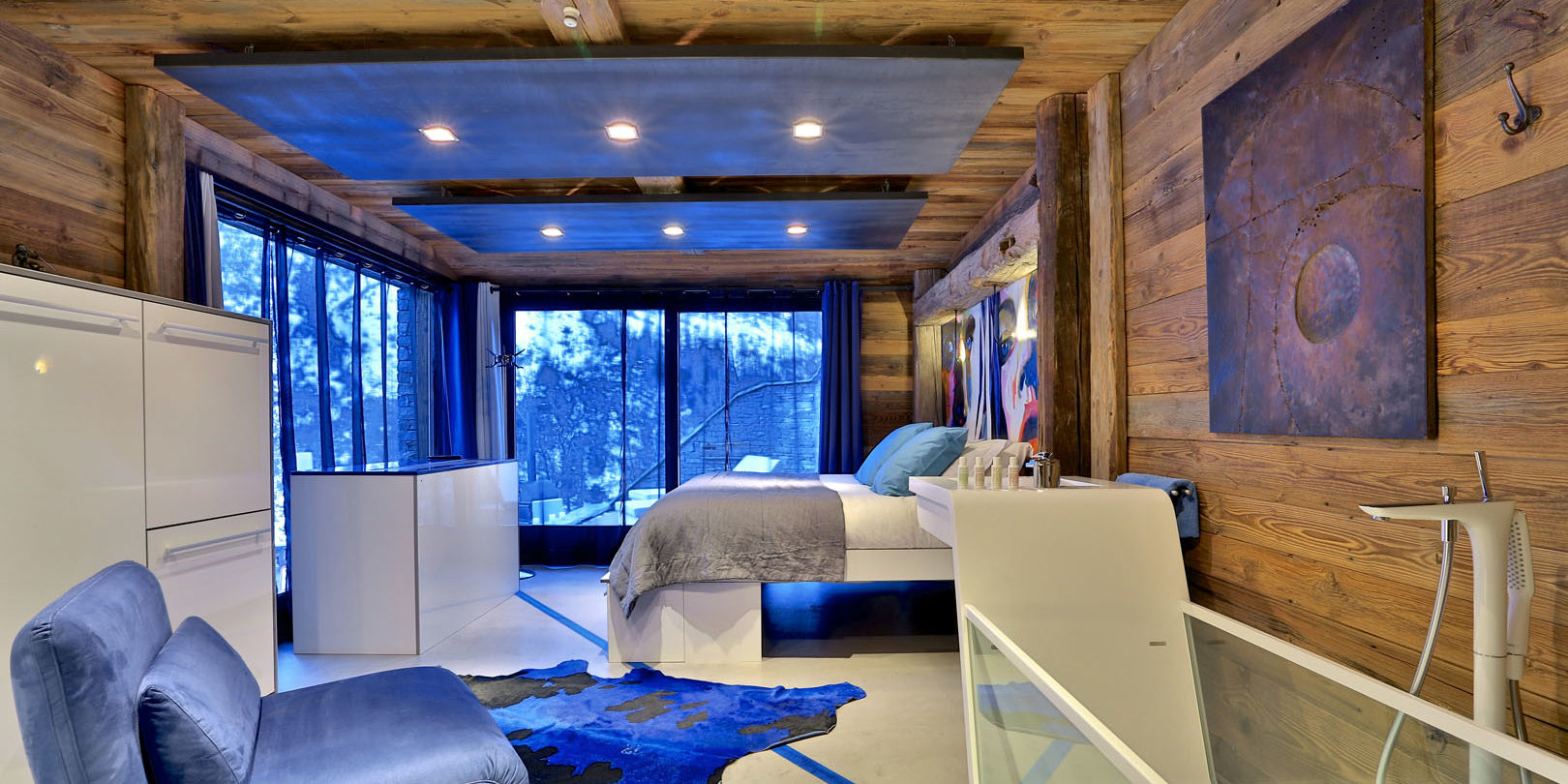 Chalet Quezac Tignes Tignes-Val d'Isere Frankrijk wintersport skivakantie luxe slaapkamer Lagoon 2-persoonsbed schilderij vrijstaand doorzichtig bad fauteuil grote ramen kast