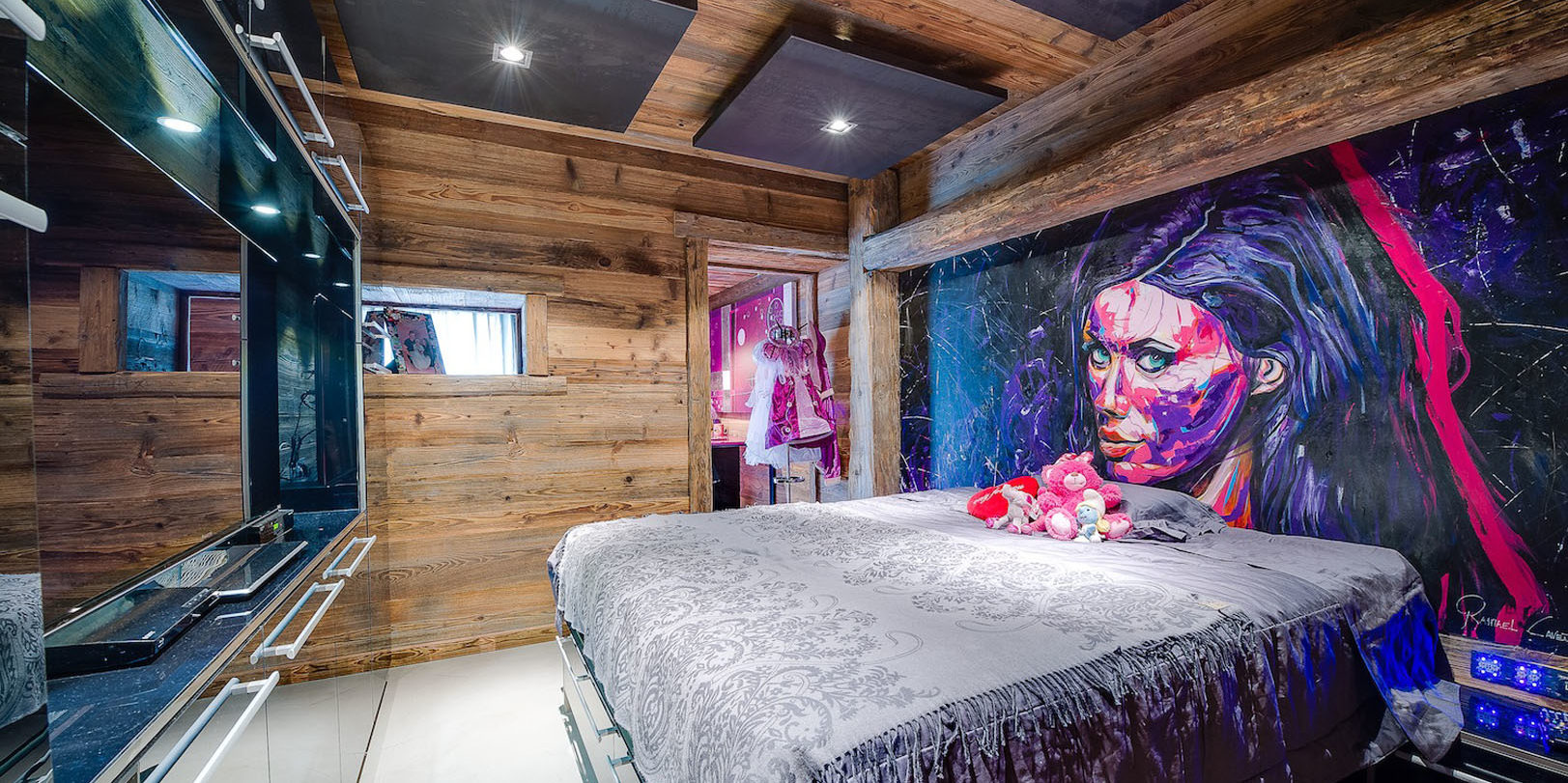 Chalet Quezac Tignes Tignes-Val d'Isere Frankrijk wintersport skivakantie luxe slaapkamer Lilac 2-persoonsbed knuffels muurschildering TV hout