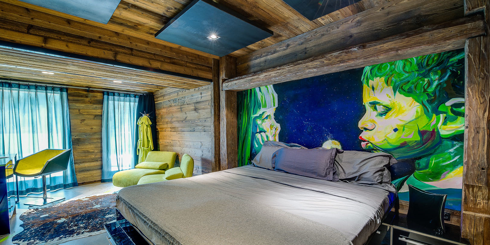 Chalet Quezac Tignes Tignes-Val d'Isere Frankrijk wintersport skivakantie luxe slaapkamer Pistachio 2-persoonsbed muurschildering groene fauteuils stoel hout