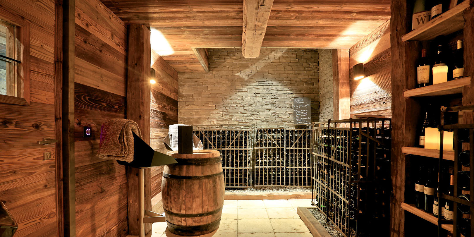Chalet Quezac Tignes Tignes-Val d'Isere Frankrijk wintersport skivakantie luxe wijnkelder wijnvaten wereldwijde selectie wijnen