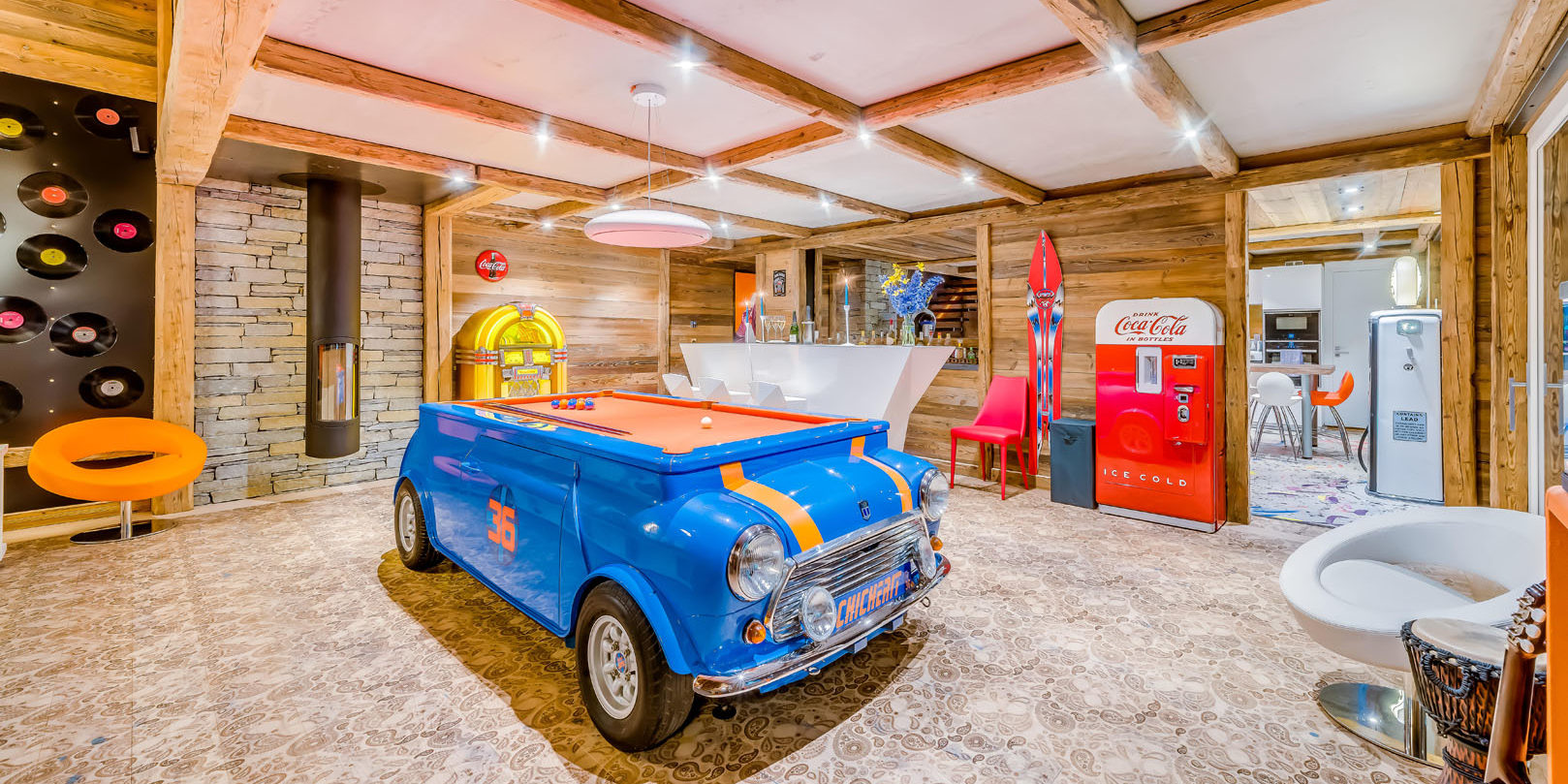 Chalet Rock'n Love Tignes Tignes-Val d'Isere Frankrijk wintersport skivakantie luxe living mini cooper pooltafel lp jukebox bar pomp keuken Coca Cola