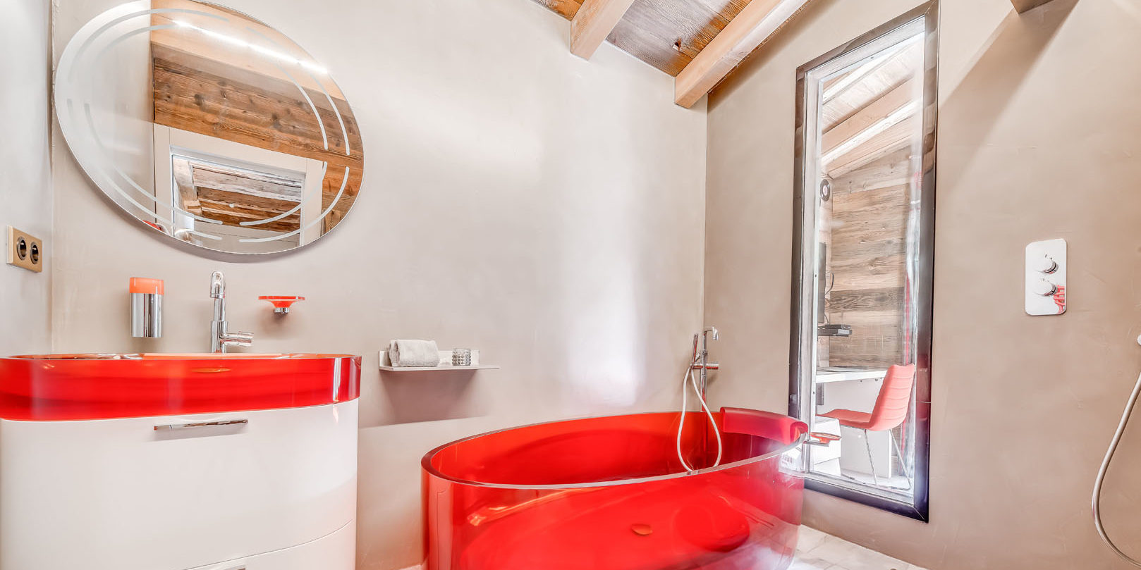 Chalet Rock'n Love Tignes Tignes-Val d'Isere Frankrijk wintersport skivakantie luxe badkamer Mezzanine Suite wastafel rood bad spiegel houten balken