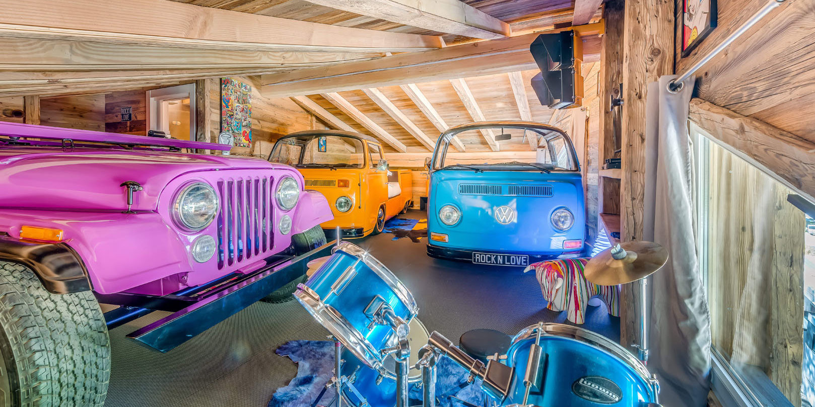 Chalet Rock'n Love Tignes Tignes-Val d'Isere Frankrijk wintersport skivakantie luxe Garage Room kinderkamer blauw VW bed geel VW bed roze Jeep bed drumstel houten balken