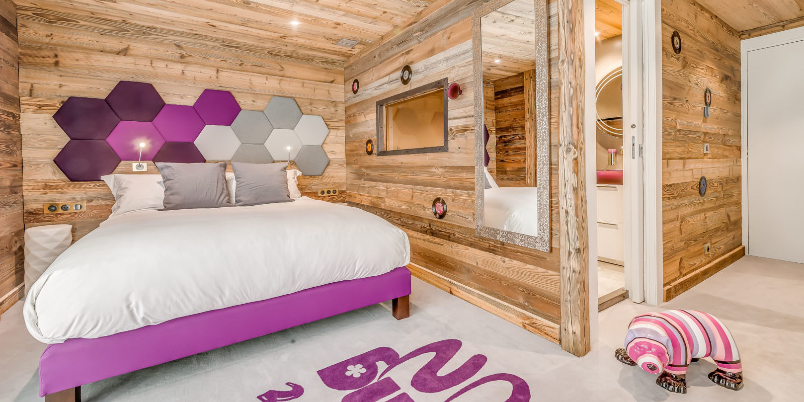 Chalet Rock'n Love Tignes Tignes-Val d'Isere Frankrijk wintersport skivakantie luxe slaapkamer Violet Suite 2-persoonsbed spiegel hout en-suite badkamer
