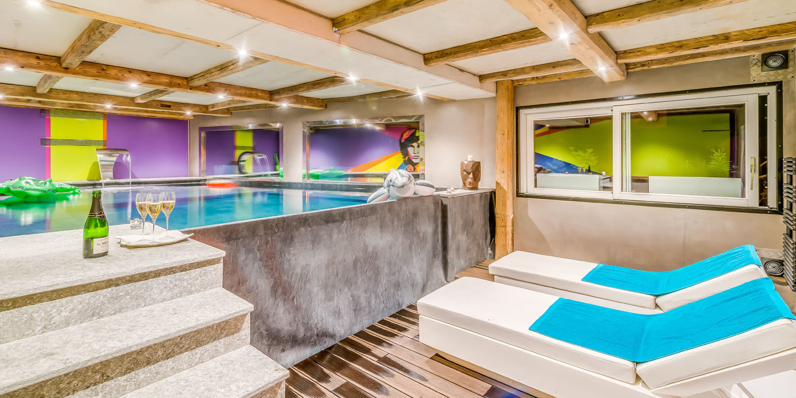 Chalet Rock'n Love Tignes Tignes-Val d'Isere Frankrijk wintersport skivakantie luxe zwembad ligstoelen Champagne glazen muurschilderingen opblaas krokodil dolfijn