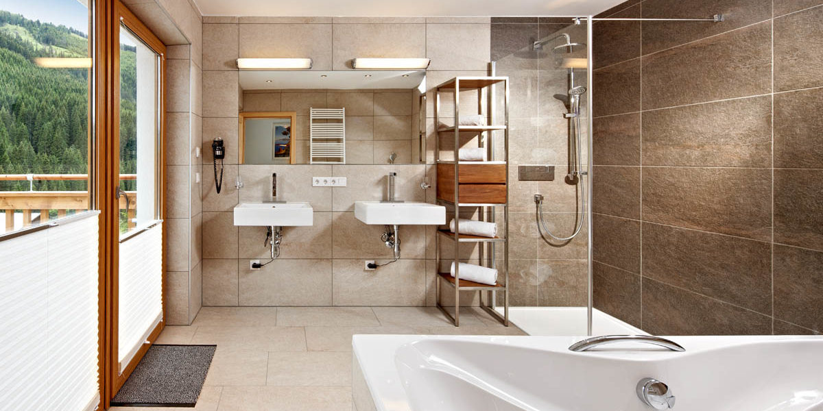 Gerlos Alpine Estate Gerlos Zillertal Arena Oostenrijk wintersport skivakantie luxe badkamer bad douche dubbele wasbak spiegel handdoeken kast raam