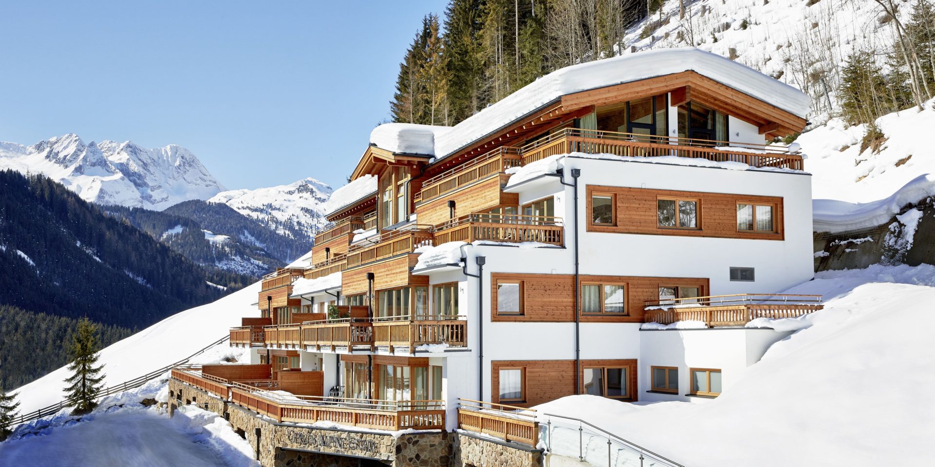 Gerlos Alpine Estate Gerlos Zillertal Arena Oostenrijk wintersport skivakantie luxe residence voorkant sneeuw bergen bomen