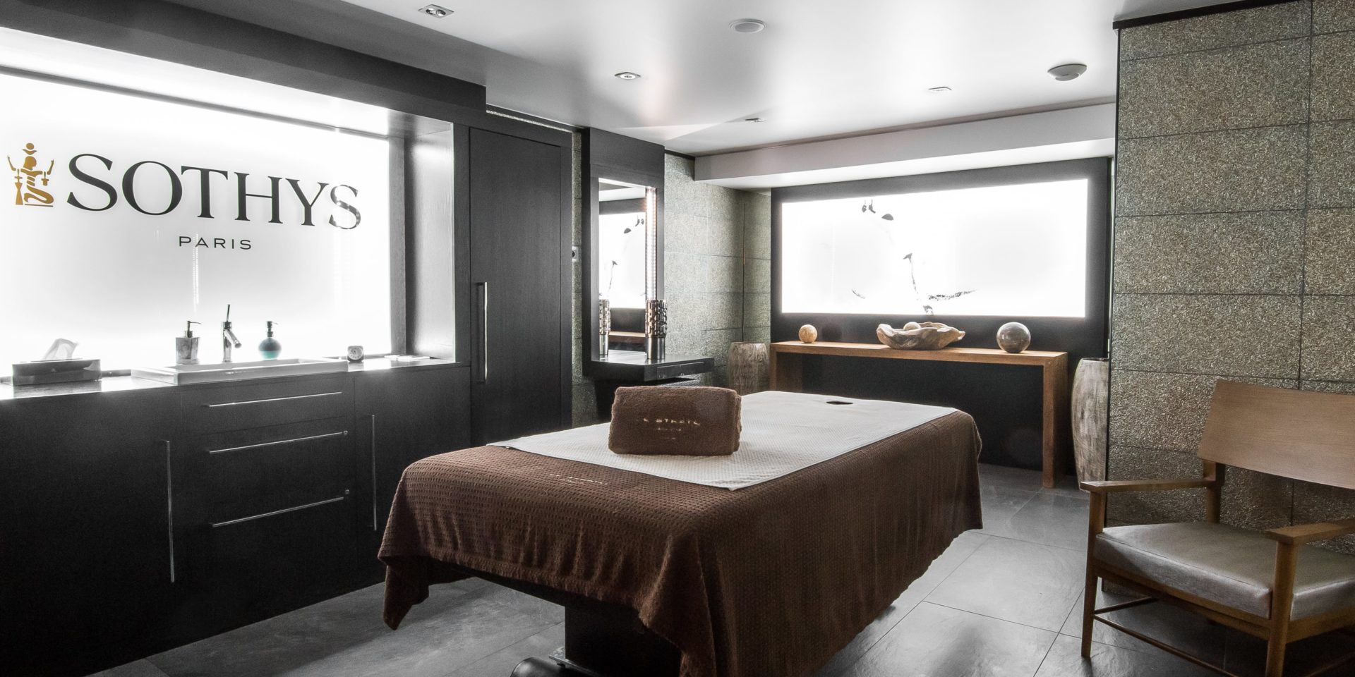 Hotel Le Strato Courchevel 1850 Les 3 Vallees Frankrijk wintersport skivakantie luxe massageruimte massagetafel fauteuil Sothys ontspanning relaxen genieten