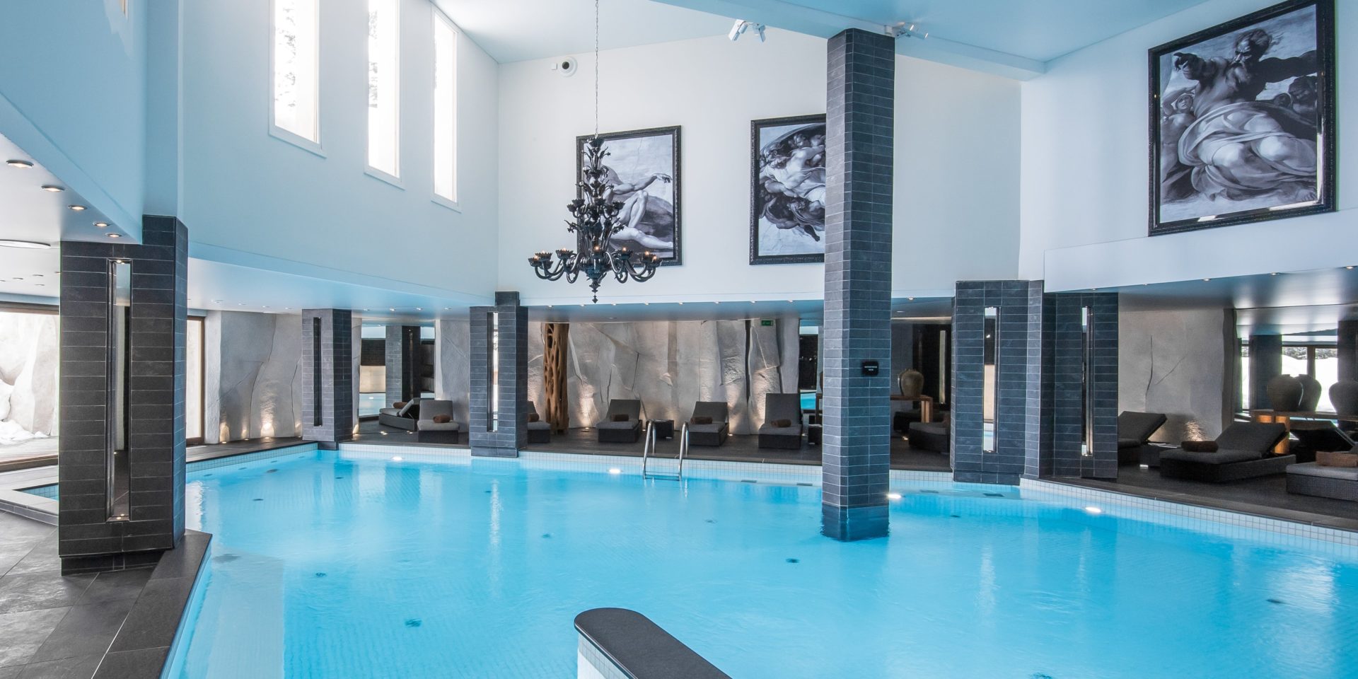 Hotel Le Strato Courchevel 1850 Les 3 Vallees Frankrijk wintersport skivakantie luxe zwembad ligstoelen schilderijen kroonluchter ontspanning relaxen