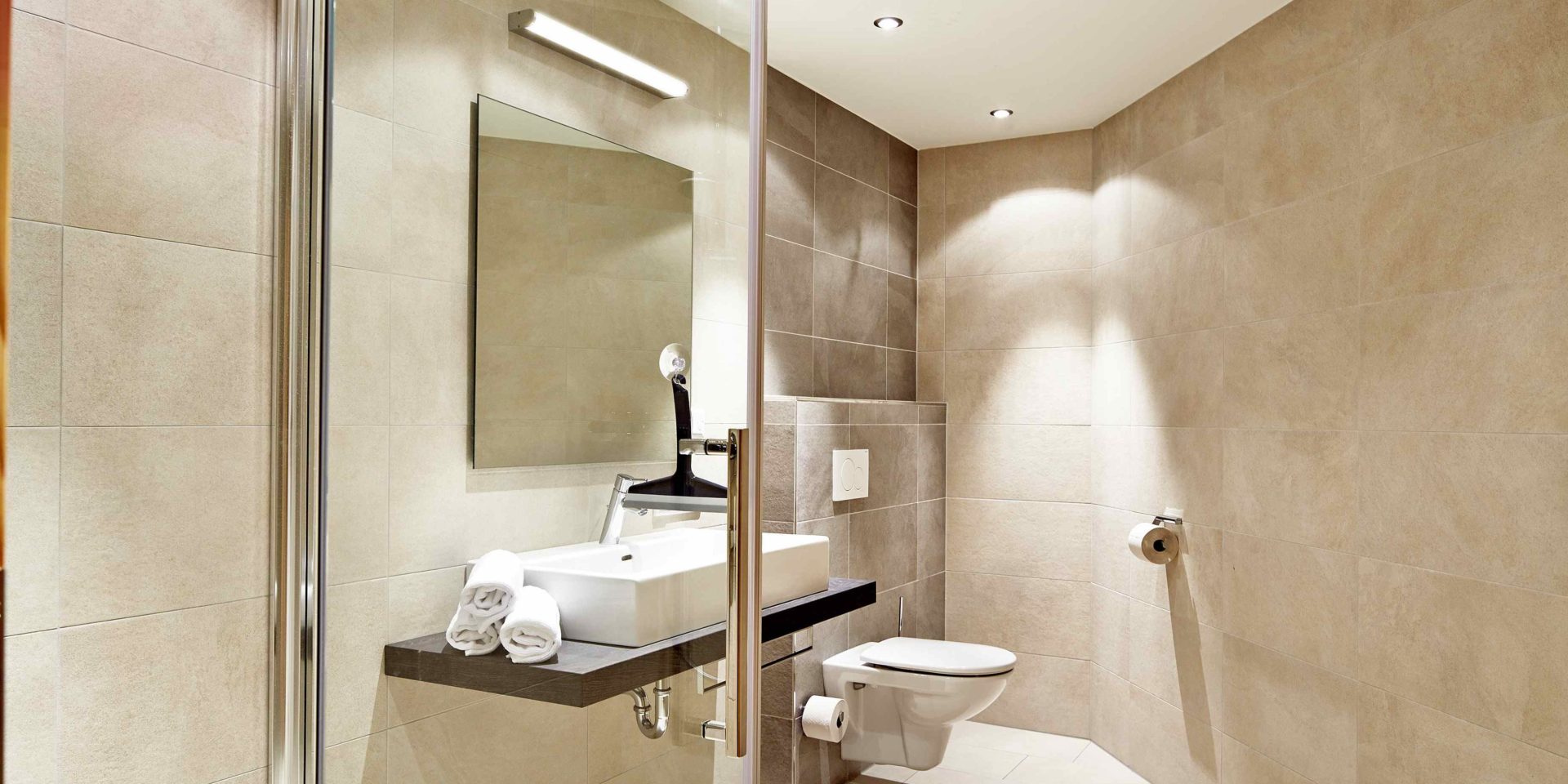 Kaprun Glacier Estate Zell am See-Kaprun Oostenrijk wintersport skivakantie luxe badkamer K5 douche wastafel handdoeken spiegel