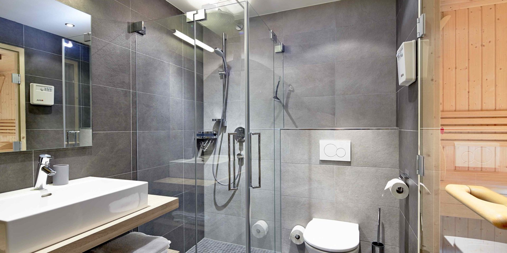 Kaprun Glacier Estate Zell am See-Kaprun Oostenrijk wintersport skivakantie luxe badkamer K5 sauna douche wastafel spiegel