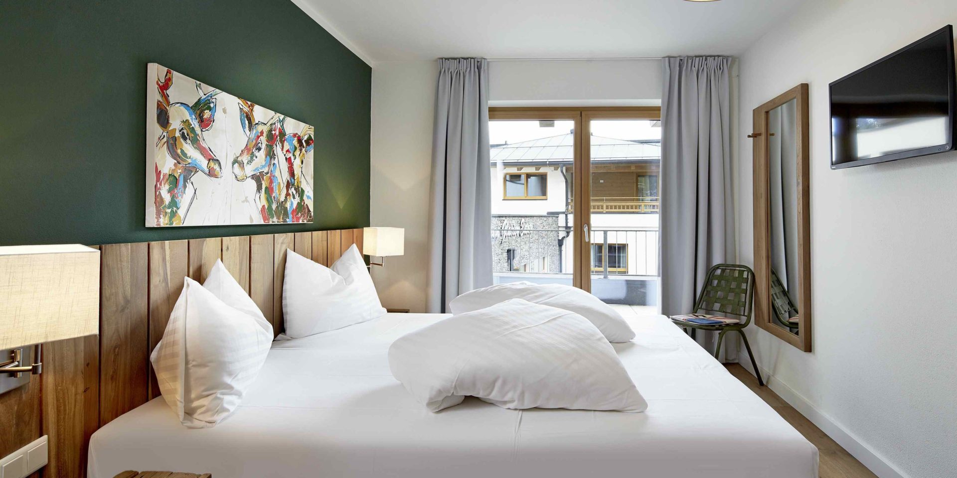 Kaprun Glacier Estate Zell am See-Kaprun Oostenrijk wintersport skivakantie luxe slaapkamer K5 2-persoonsbed schilderij stoel nachtlampjes spiegel TV balkon