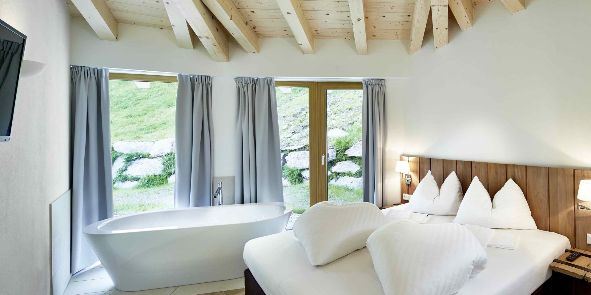 Kaprun Glacier Estate Zell am See-Kaprun Oostenrijk wintersport skivakantie luxe Penthouse K10 2-persoonsbed vrijstaand bad TV kussens houten balken