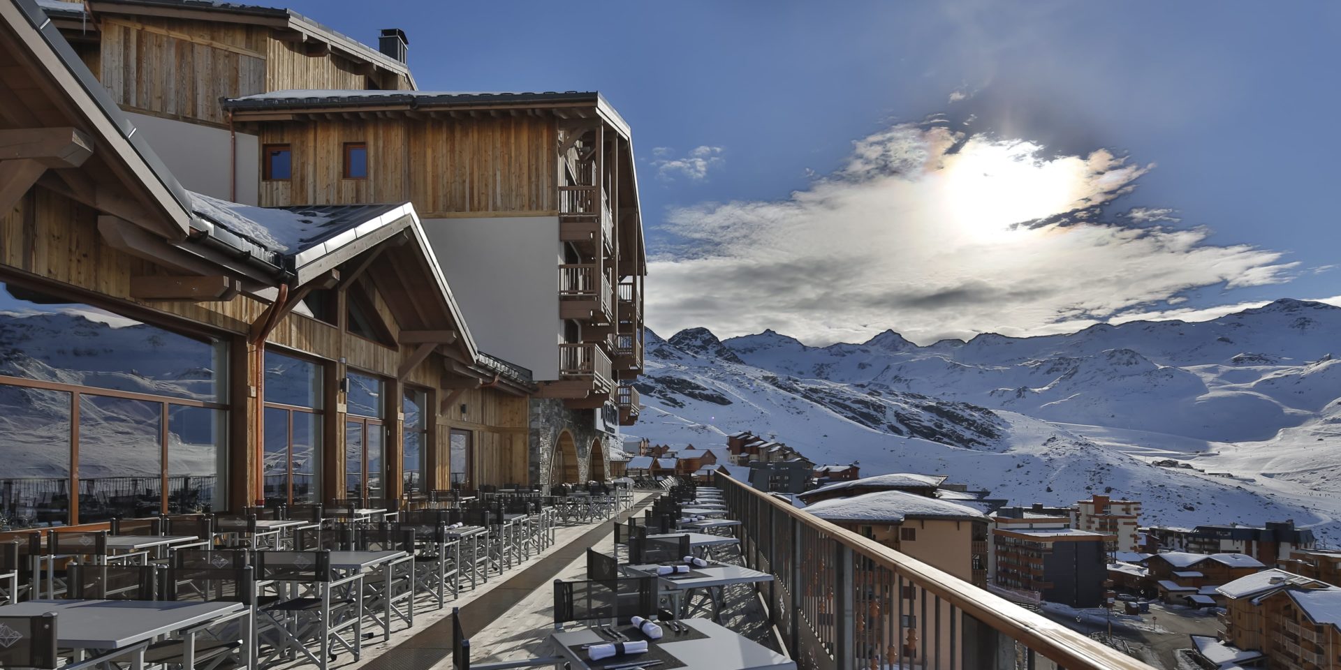 Koh I Nor Val Thorens Les 3 Vallees Frankrijk Koh I Nor Val Thorens Les 3 Vallees Frankrijk wintersport skivakantie luxe groot terras tafels stoelen uitzicht sneeuw bergen dorp