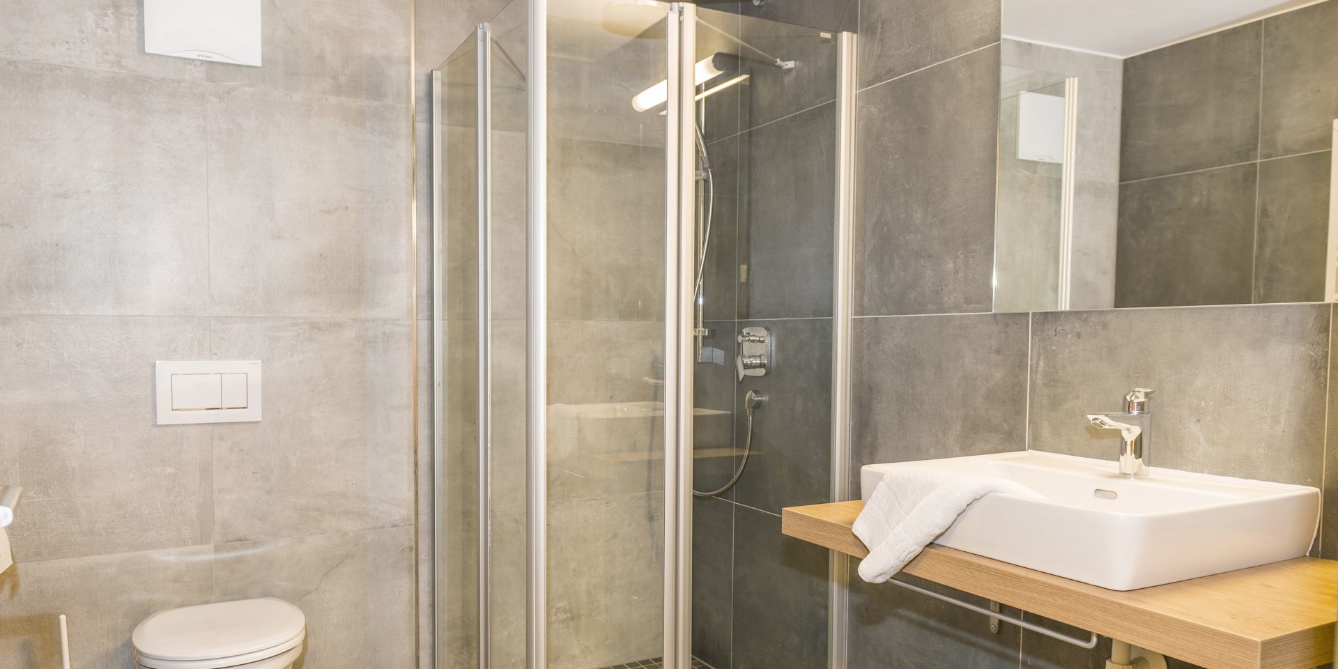 Kristall Plaza Niederau Wildschonau Oostenrijk wintersport skivakantie luxe badkamer P4B douche wastafel spiegel handdoek