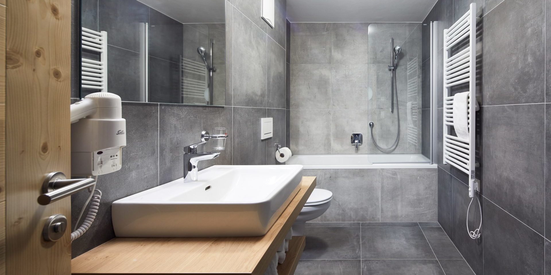 Kristall Plaza Niederau Wildschonau Oostenrijk wintersport skivakantie luxe badkamer P8 bad wastafel spiegel handdoekenrek