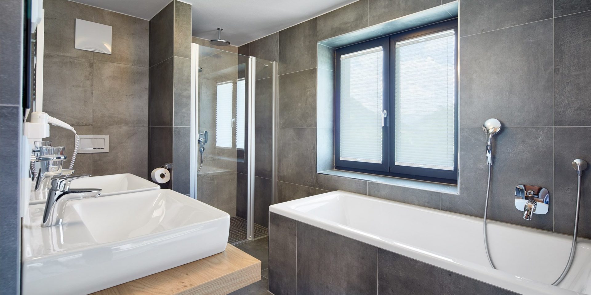 Kristall Plaza Niederau Wildschonau Oostenrijk wintersport skivakantie luxe badkamer P8 bad dubbele wasbak douche raam