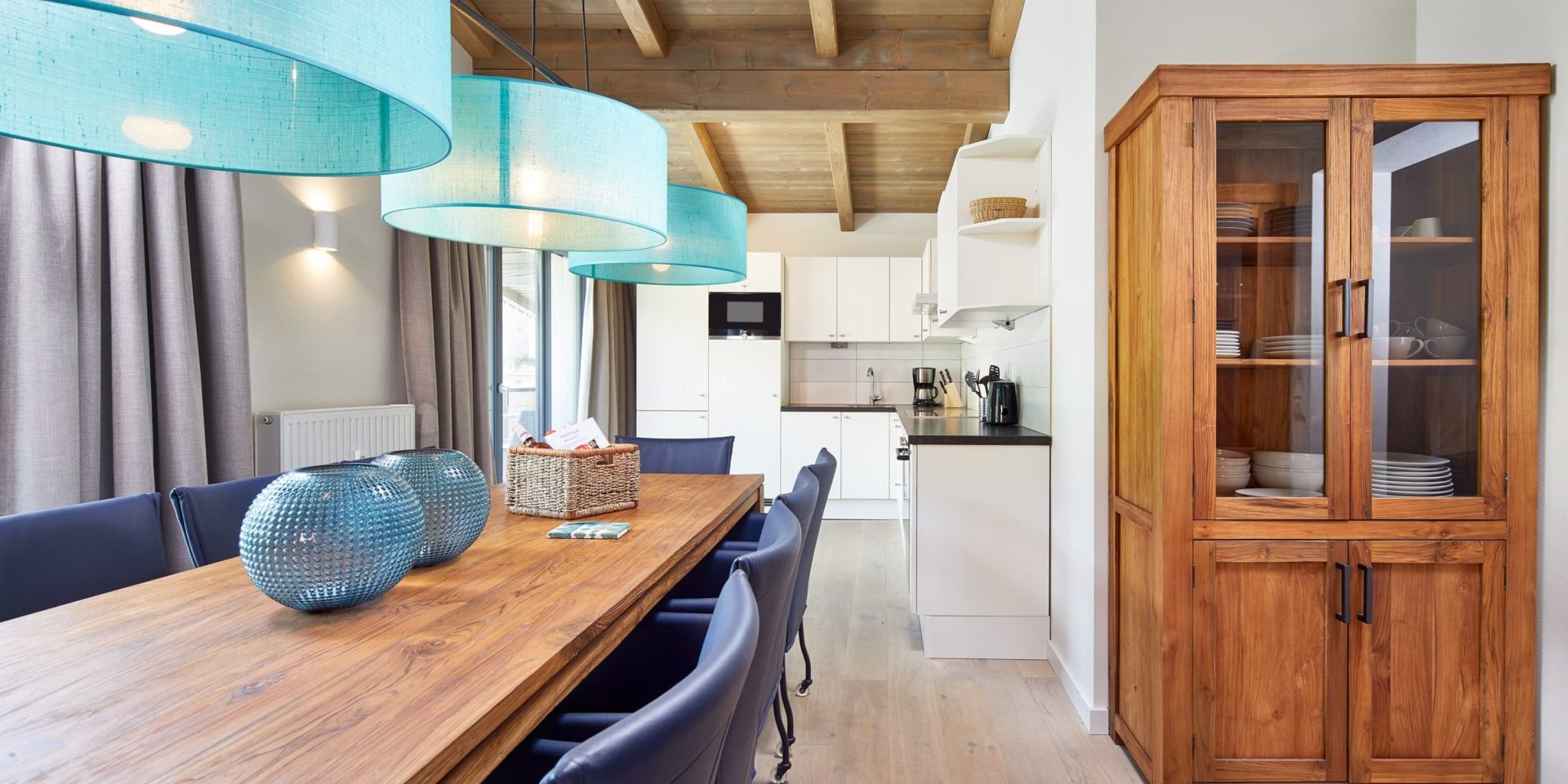 Kristall Plaza Niederau Wildschonau Oostenrijk wintersport skivakantie luxe appartement P8 eettafel stoelen lampen kast keuken houten balken