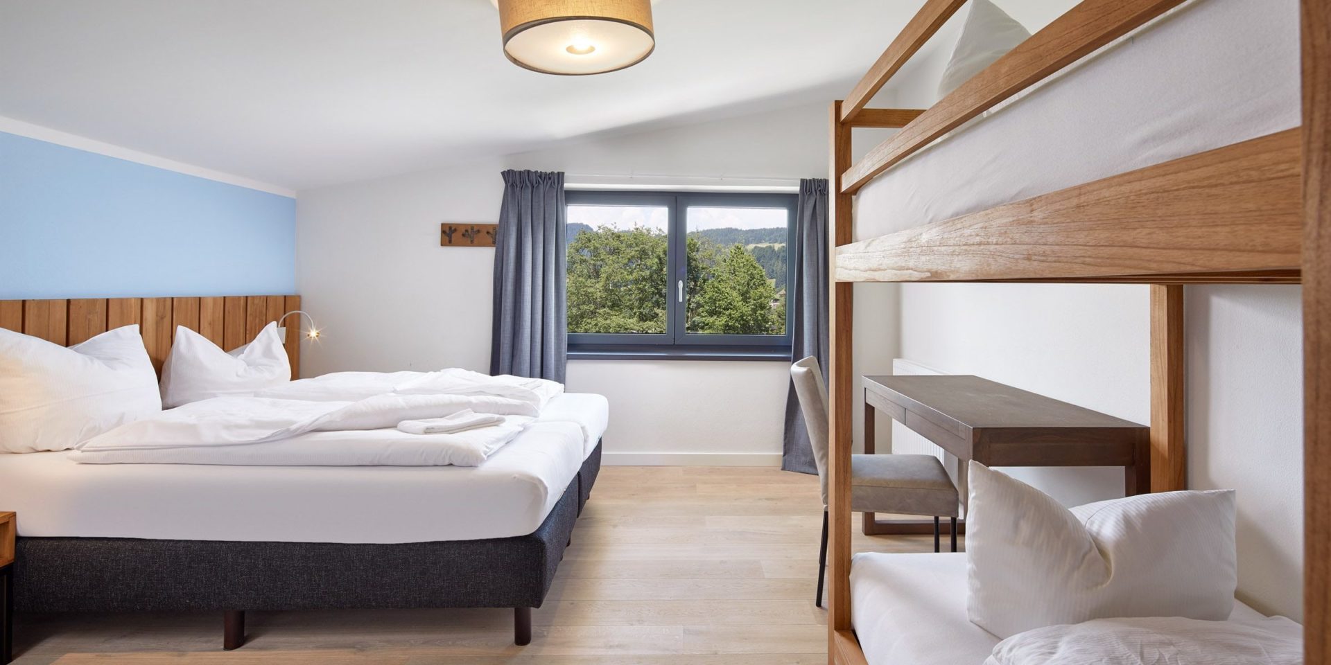 Kristall Plaza Niederau Wildschonau Oostenrijk wintersport skivakantie luxe appartement P8 familie slaapkamer aparte bedden stapelbed bureau stoel raam