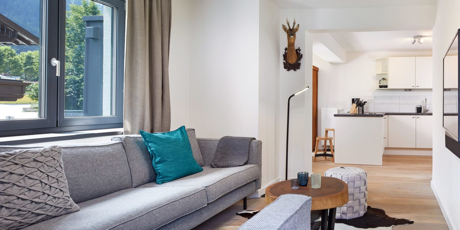 Kristall Plaza Niederau Wildschonau Oostenrijk wintersport skivakantie luxe appartement P6B bank salontafel hert keuken spiegel krukjes