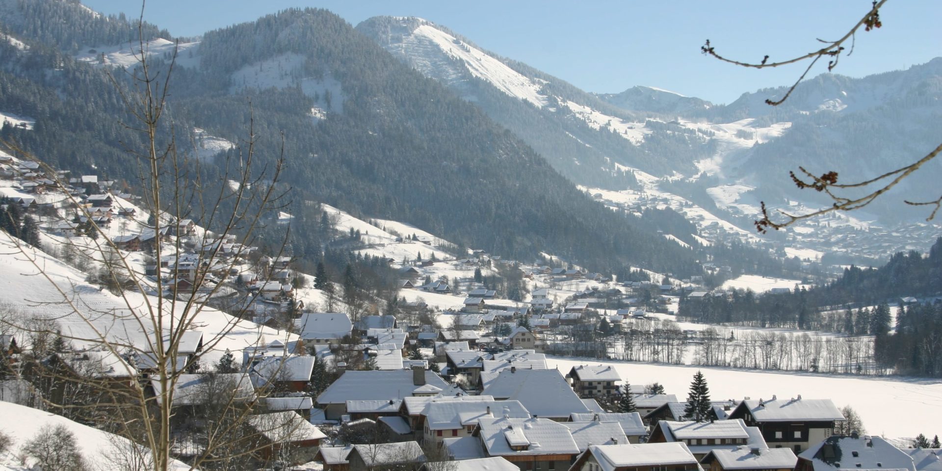 La Chapelle d'Abondance Les Portes du Soleil Frankrijk wintersport skivakantie luxe dorp bomen bergen sneeuw