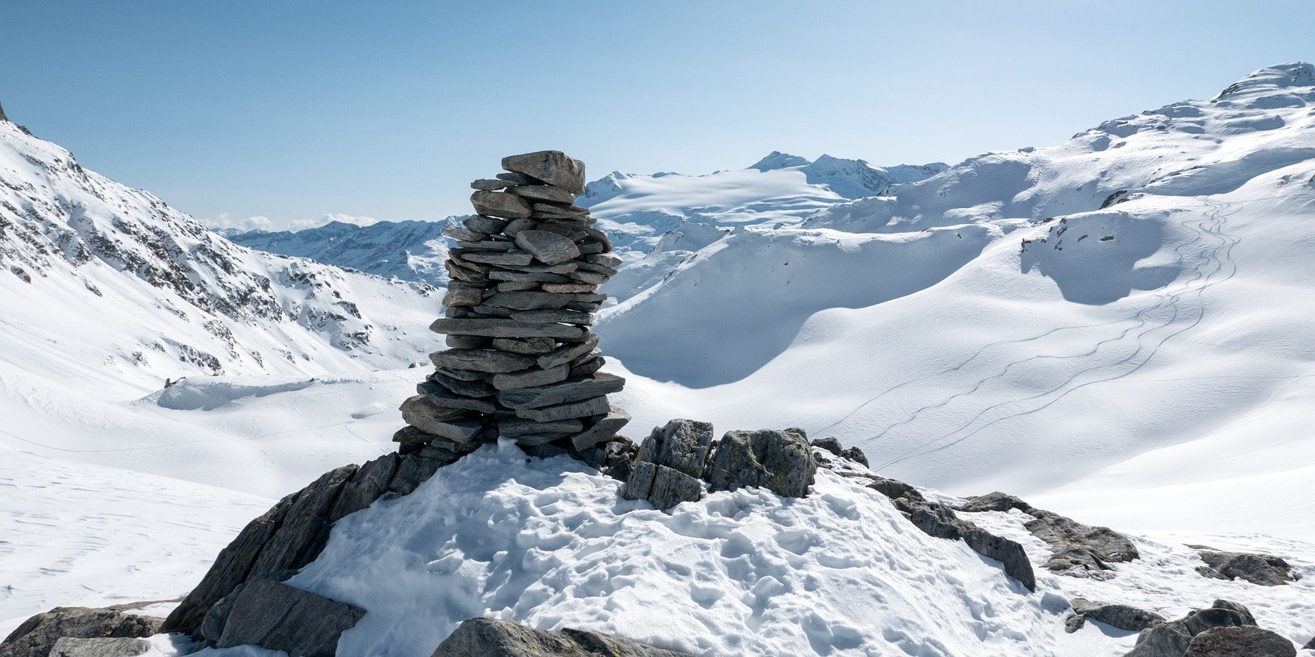 Landschap Zwitserland wintersport skivakantie luxe gestapelde stenen bergen sneeuw