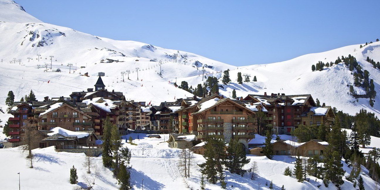Les Arcs Paradiski Frankrijk Les Arcs Paradiski Frankrijk wintersport skivakantie luxe dorp bergen sneeuw bomen