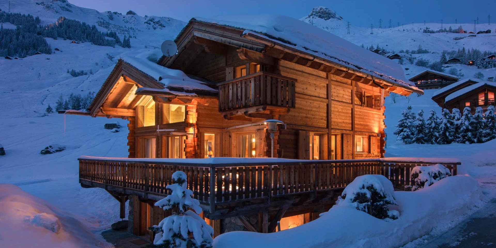Chalet Pierre Avoi Verbier Les 4 Vallees Zwitserland wintersport skivakantie luxe chalet voorkant balkon verlichting ligging sneeuw uitzicht bergen by night