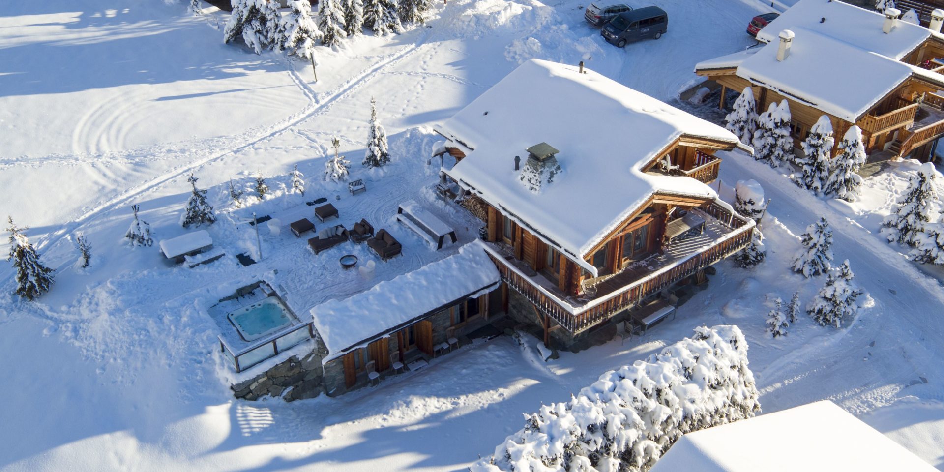 Chalet Pierre Avoi Verbier Les 4 Vallees Zwitserland wintersport skivakantie luxe chalet bovenaanzicht hot tub terras zitje ligging sneeuw besneeuwde bomen