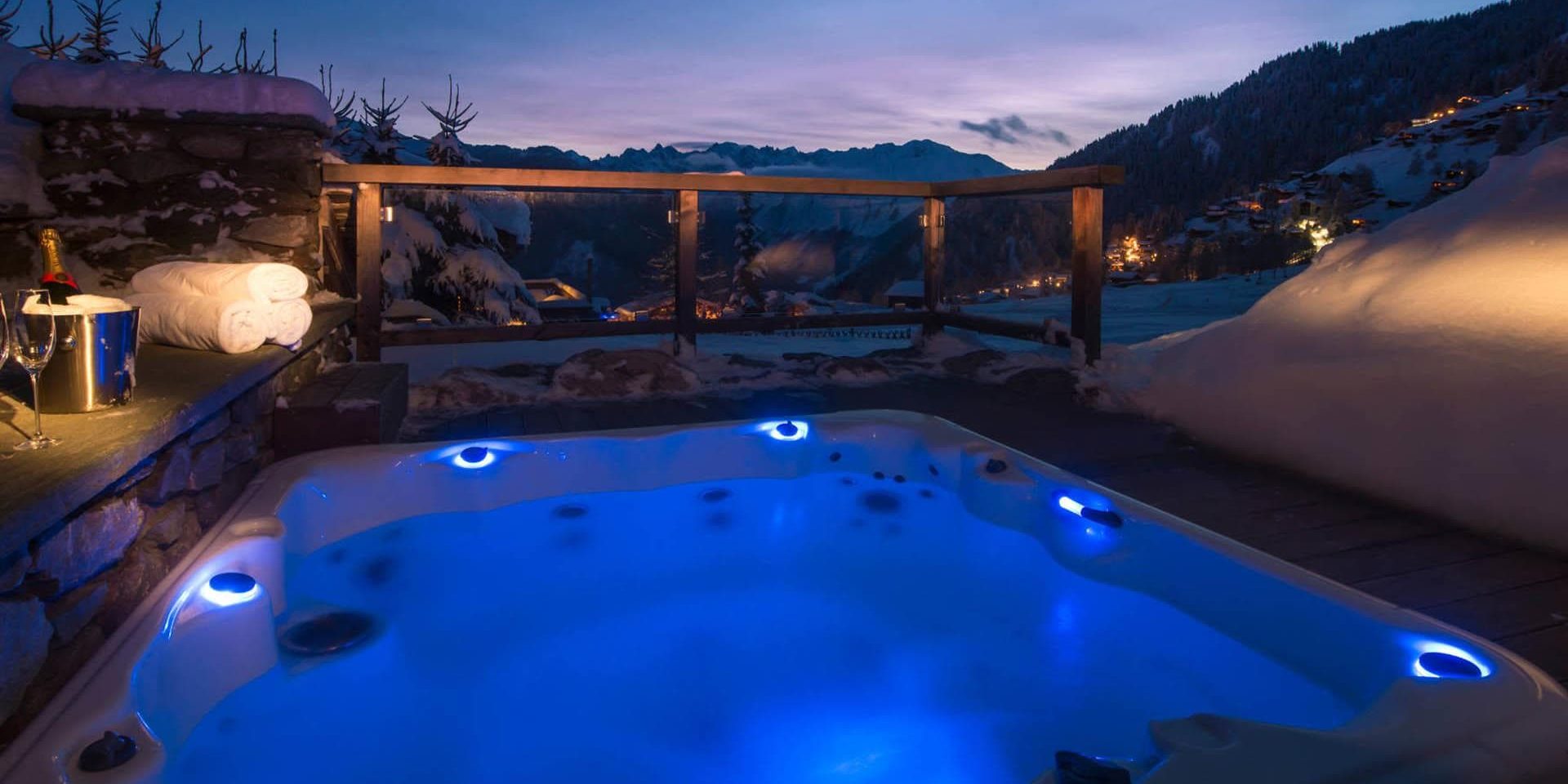 Chalet Pierre Avoi Verbier Les 4 Vallees Zwitserland wintersport skivakantie luxe hot tub Champagne glazen handdoeken ontspannen relaxen sneeuw bomen uitzicht bergen