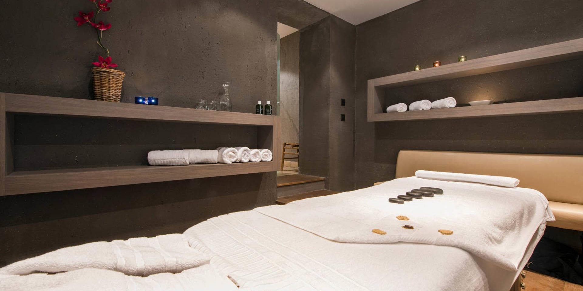 Chalet Pierre Avoi Verbier Les 4 Vallees Zwitserland wintersport skivakantie luxe massageruimte massagetafel handdoeken plant hot stone ontspannen relaxen genieten