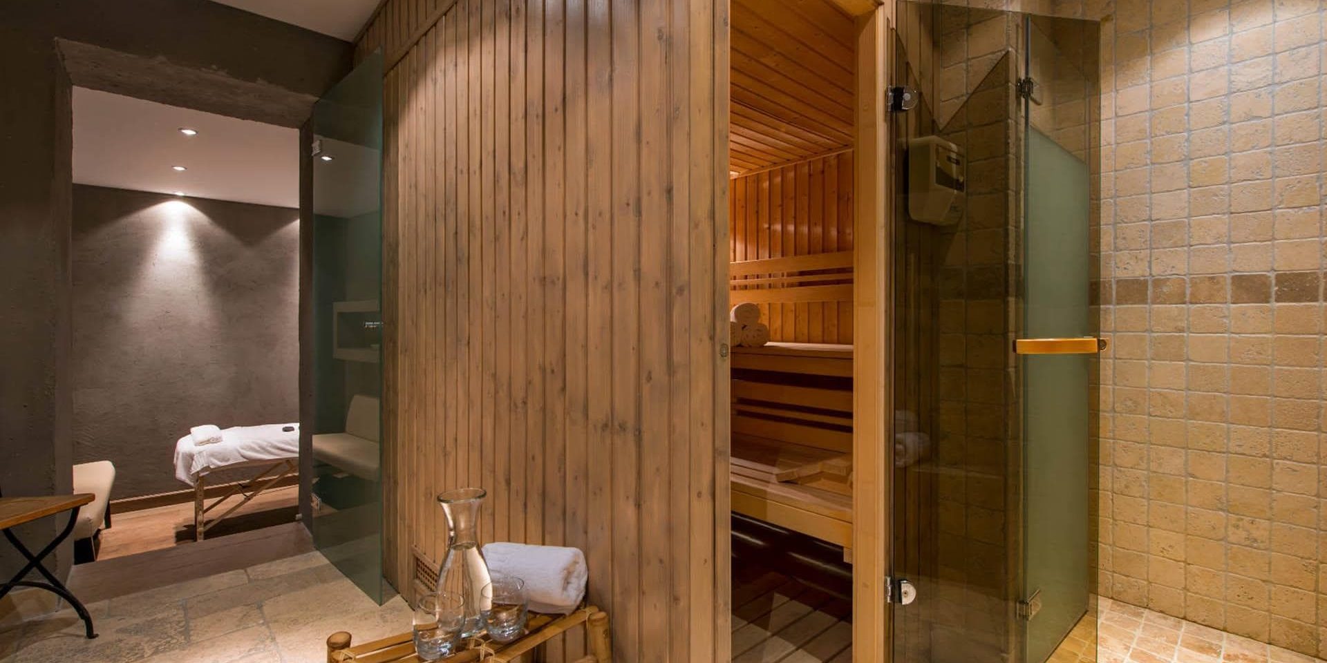 Chalet Pierre Avoi Verbier Les 4 Vallees Zwitserland wintersport skivakantie luxe sauna massageruimte massagetafel hout handdoek karaf ontspannen relaxen genieten