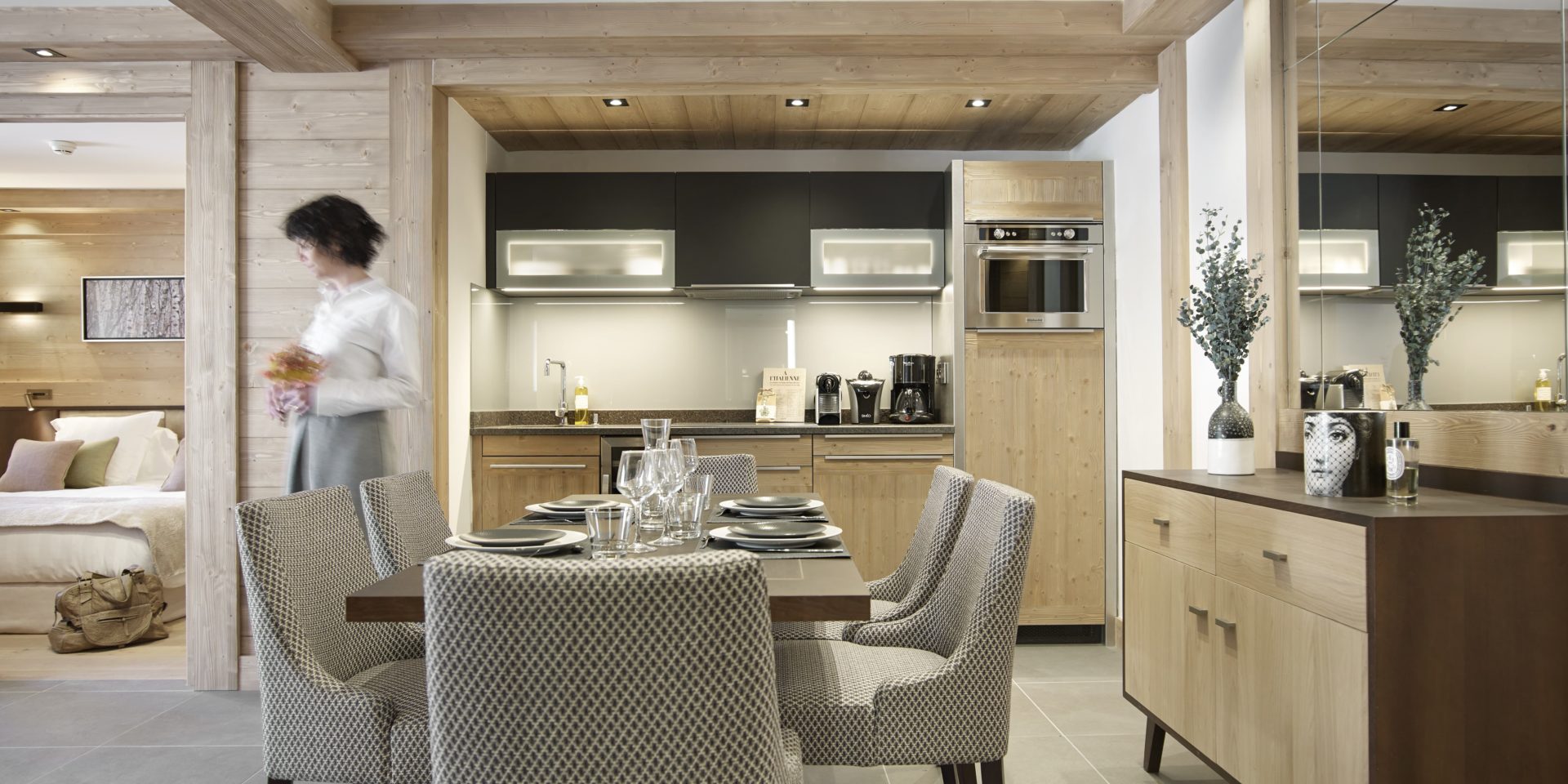 MGM Residence Anitea Valmorel Le Grand Domaine Frankrijk wintersport skivakantie luxe appartement eetkamer gedekte tafel stoelen kast keuken plant bed