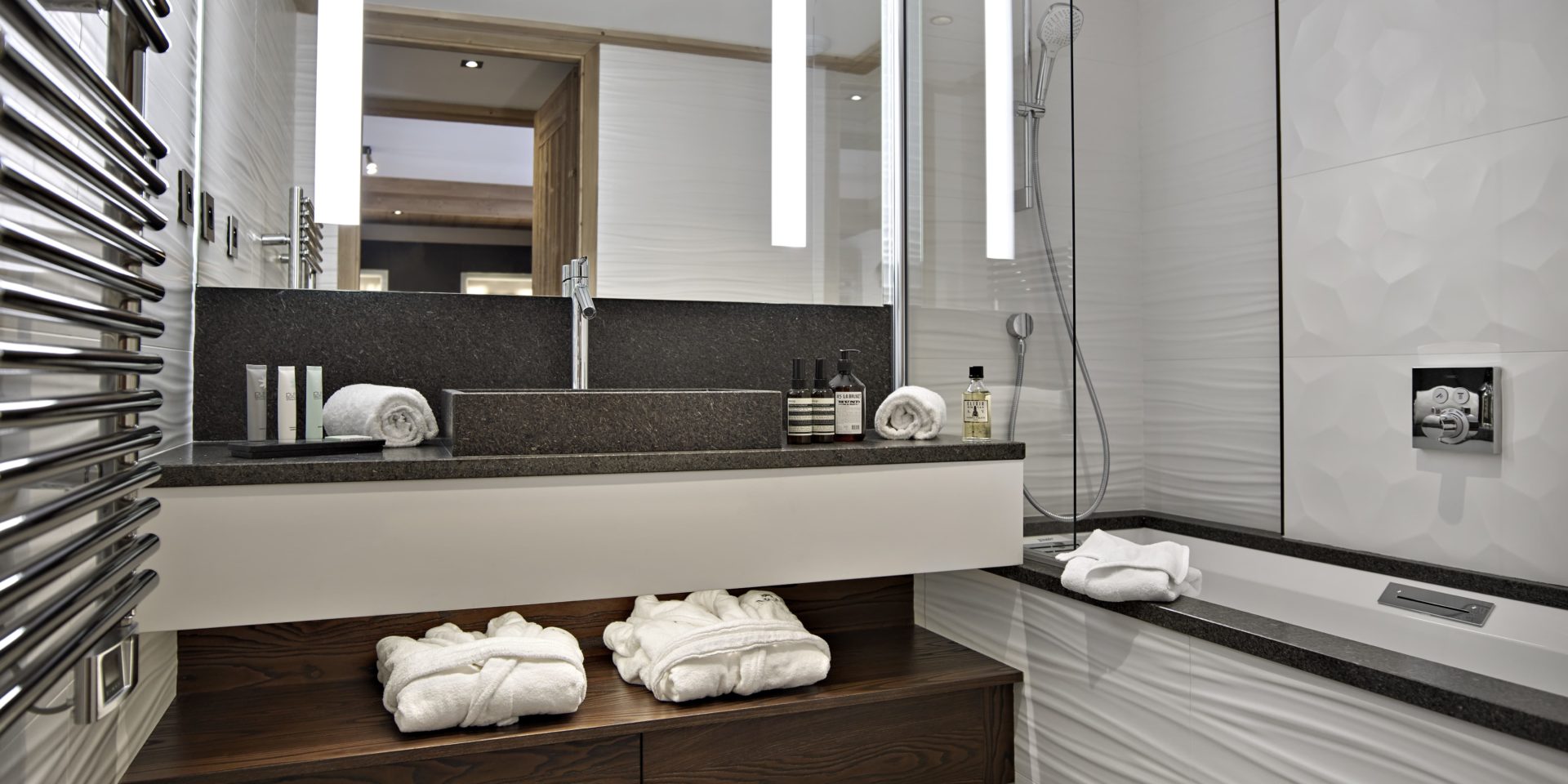 MGM Residence Anitea Valmorel Le Grand Domaine Frankrijk wintersport skivakantie luxe badkamer bad wastafel badjassen handdoeken Pure Altitude badproducten
