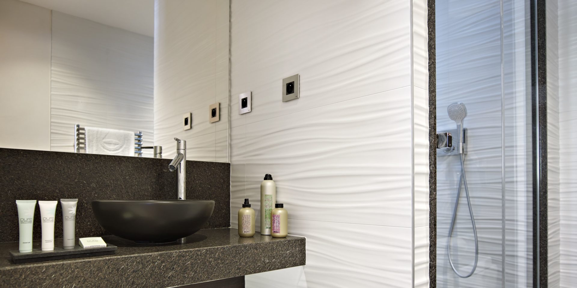 MGM Residence Anitea Valmorel Le Grand Domaine Frankrijk wintersport skivakantie luxe badkamer douche wastafel Pure Altitude badproducten