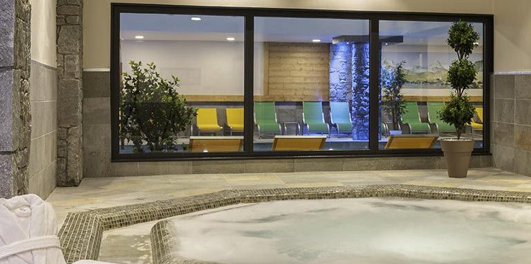 MGM Residence Anitea Valmorel Le Grand Domaine Frankrijk wintersport skivakantie luxe jacuzzi zwembad ligstoelen plant ontspannen relaxen
