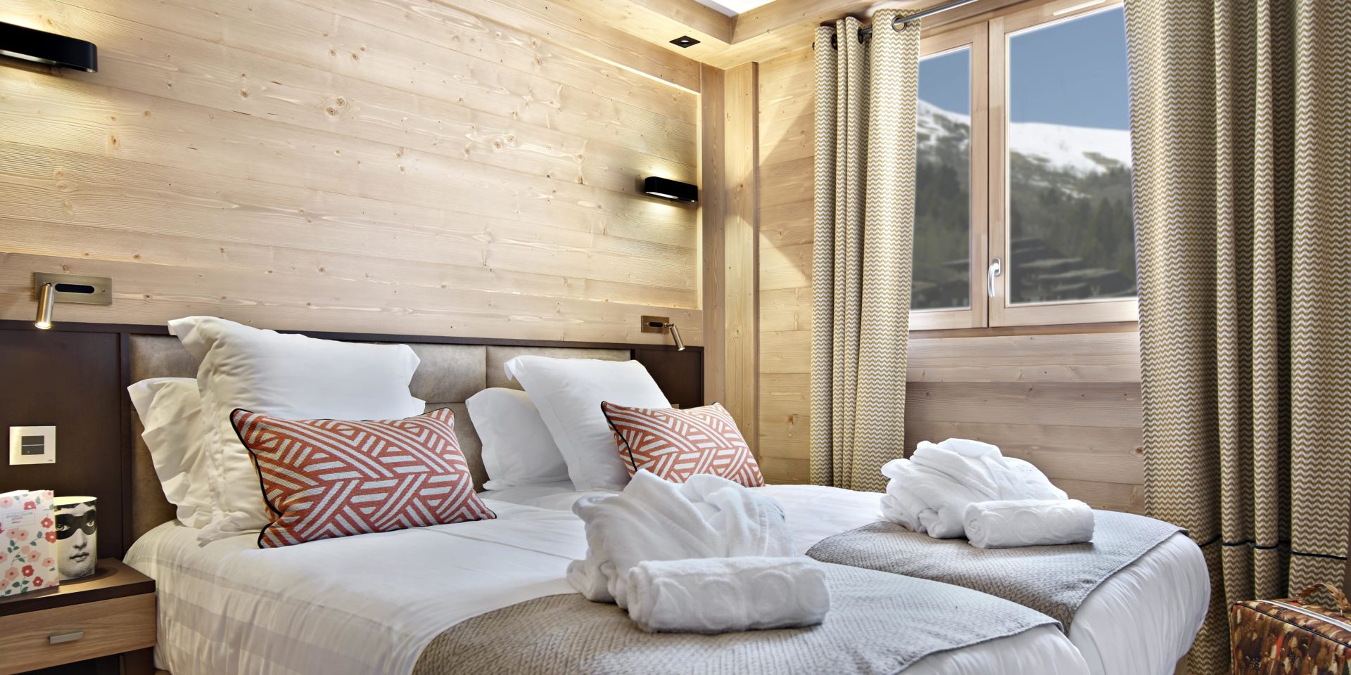 MGM Residence Anitea Valmorel Le Grand Domaine Frankrijk wintersport skivakantie luxe slaapkamer aparte bedden kussens badjassen nachtlampjes raam bergen
