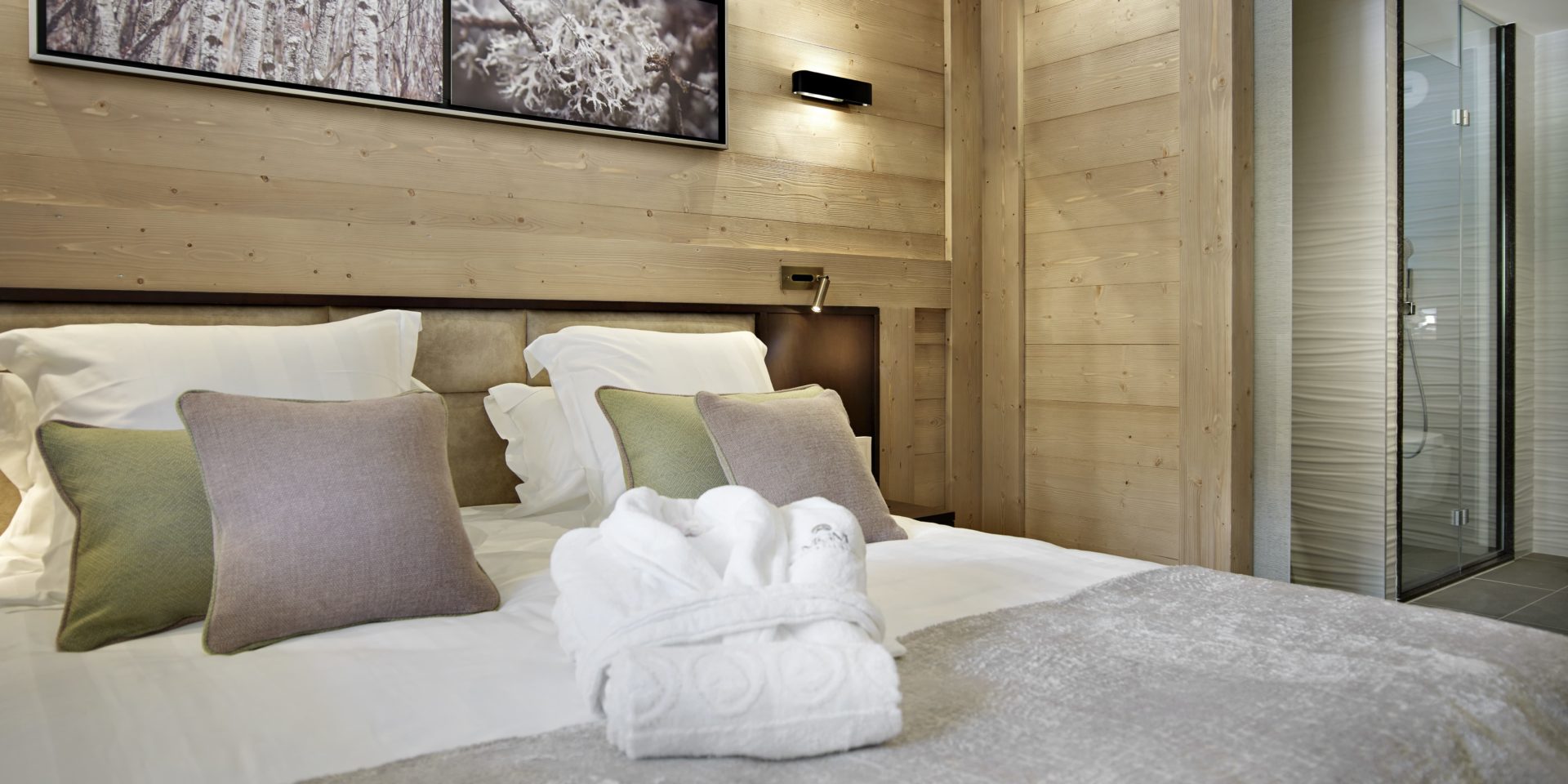 MGM Residence Anitea Valmorel Le Grand Domaine Frankrijk wintersport skivakantie luxe slaapkamer 2-persoonsbed kussens badjas schilderij badkamer douche