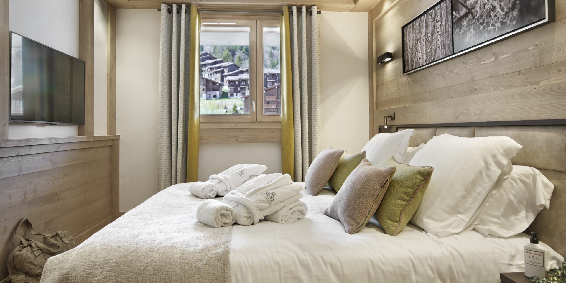 MGM Residence Anitea Valmorel Le Grand Domaine Frankrijk wintersport skivakantie luxe slaapkamer 2-persoonsbed kussens badjassen TV schilderij raam uitzicht