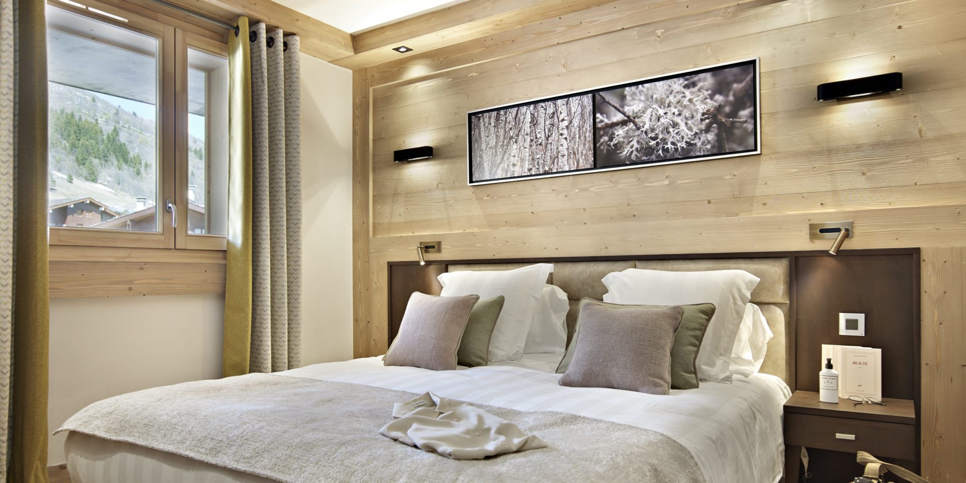 MGM Residence Anitea Valmorel Le Grand Domaine Frankrijk wintersport skivakantie luxe slaapkamer 2-persoonsbed kussens schilderij raam uitzicht
