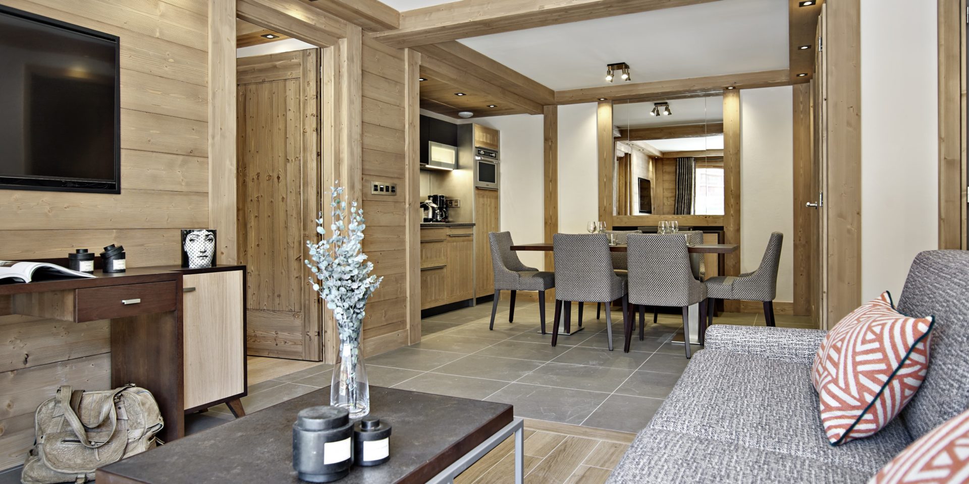 MGM Residence Anitea Valmorel Le Grand Domaine Frankrijk wintersport skivakantie luxe appartement bank TV salontafel kussens eethoek keuken plant